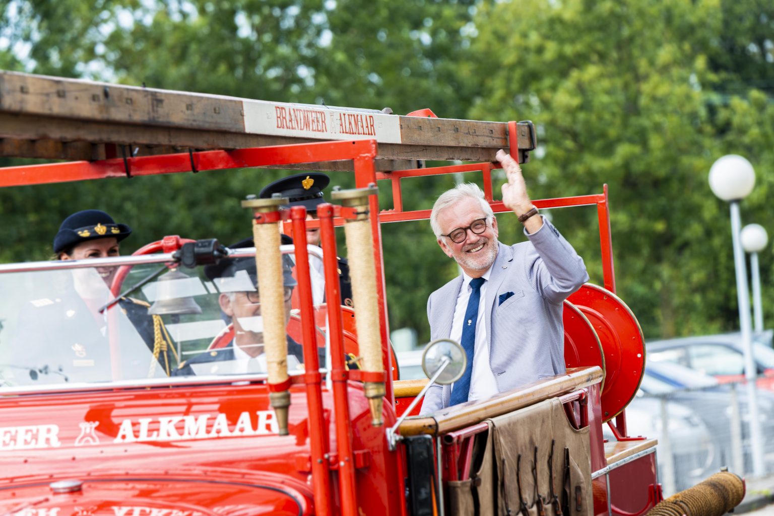 Oud-burgemeester Piet Bruinooge opent kaasmarkt