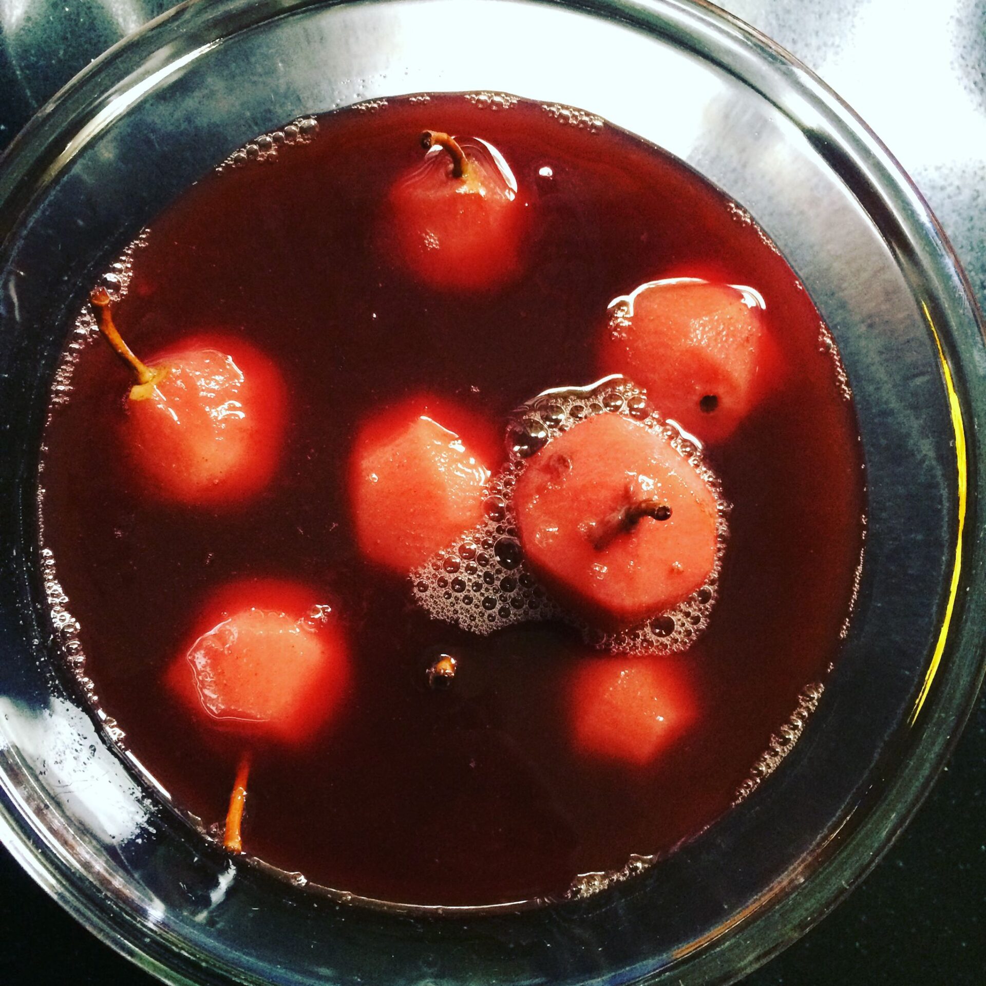 Gehaktbal, spruitjes, stoofpeertjes en aardappelpuree