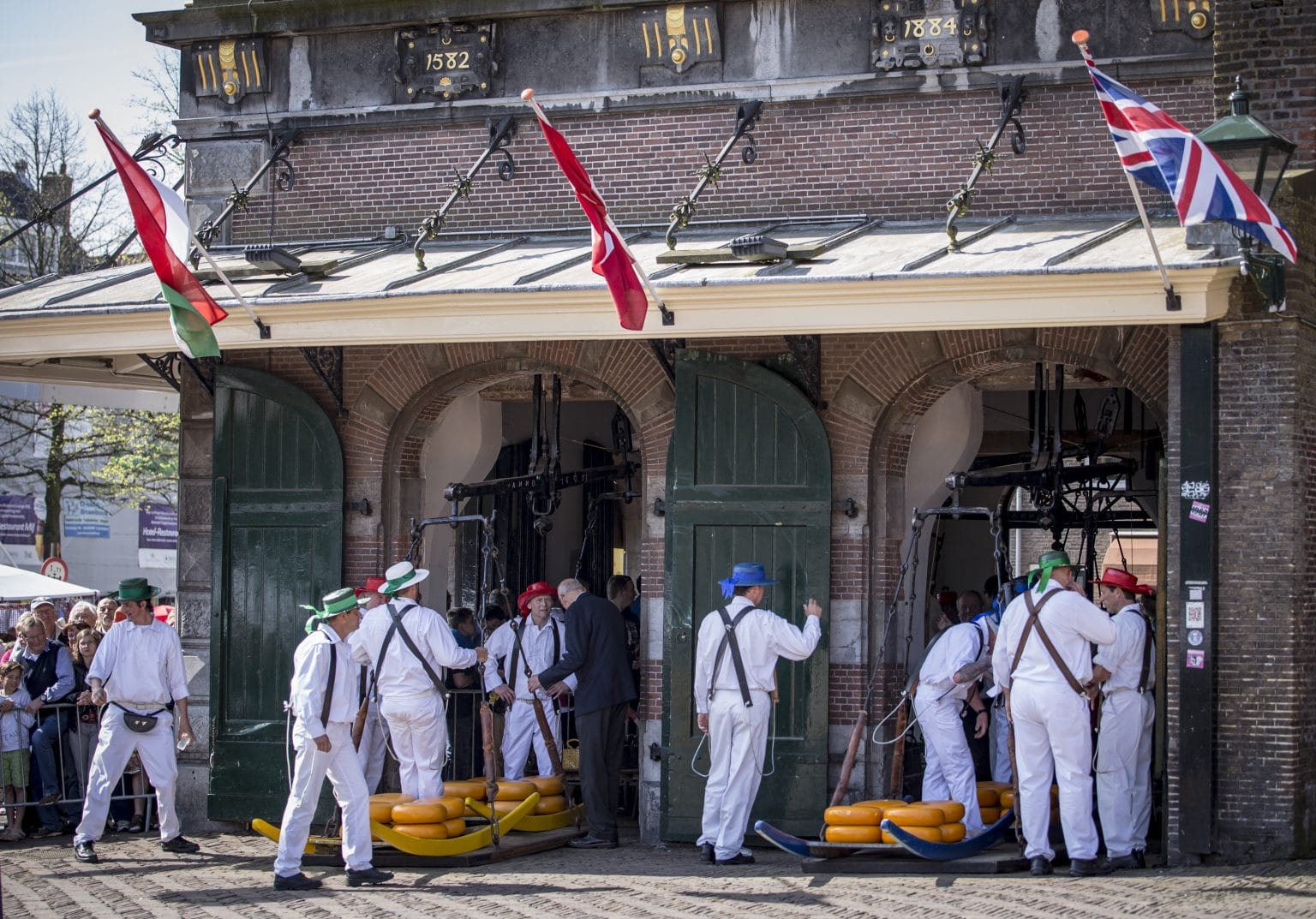 Stichting Veteranen Alkmaar opent kaasmarkt