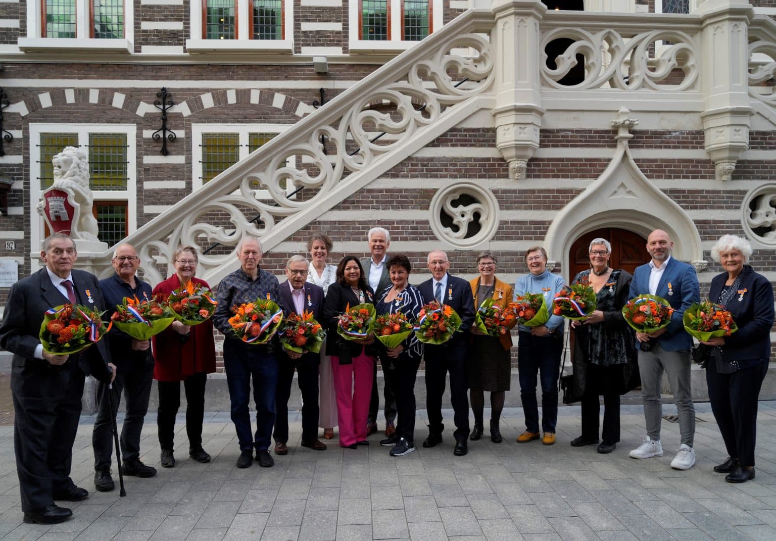 Stortbui aan lintjes tijdens de lintjesregen in Alkmaar