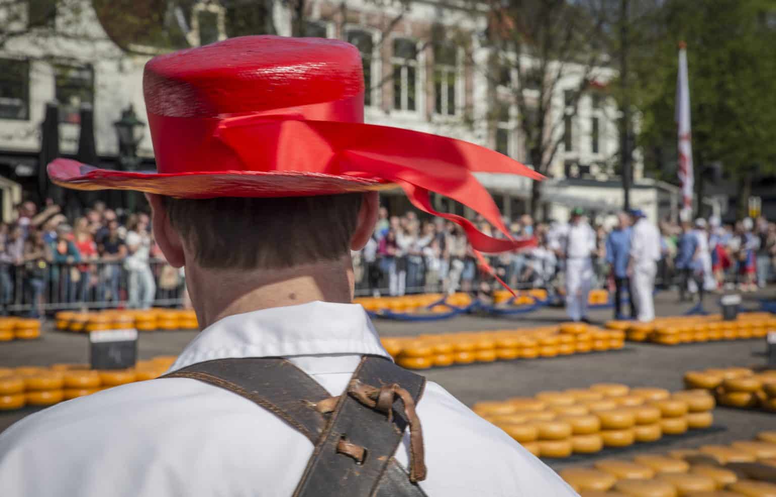 Directeur Erna Winters opent kaasmarkt