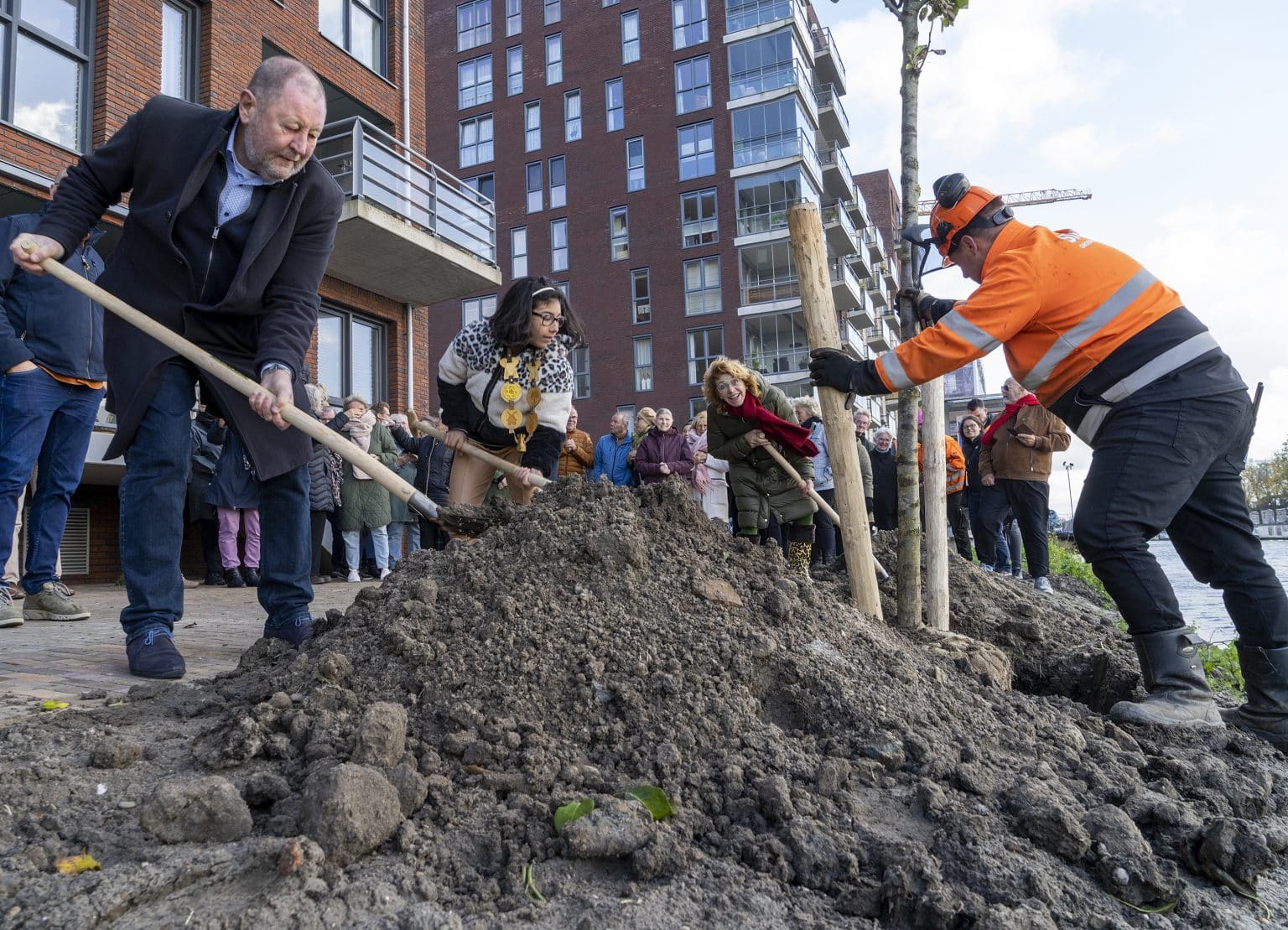 De eerste boom is geplant - nog 4.999 in het verschiet
