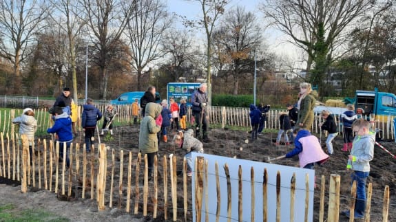 Leerlingen planten Tiny Forest in Vroonermeer Noord