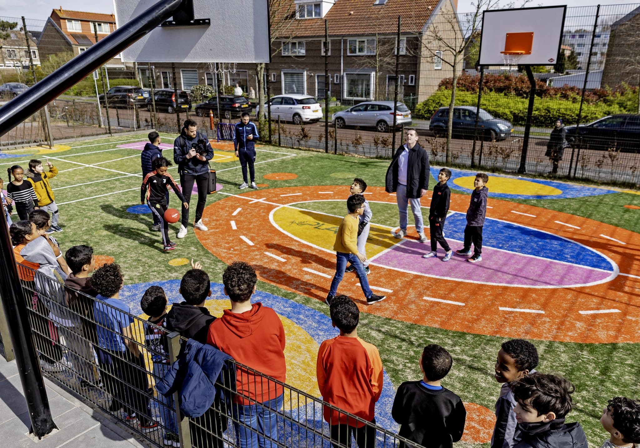 Kleurrijk sportveld Wegwijzer feestelijk geopend