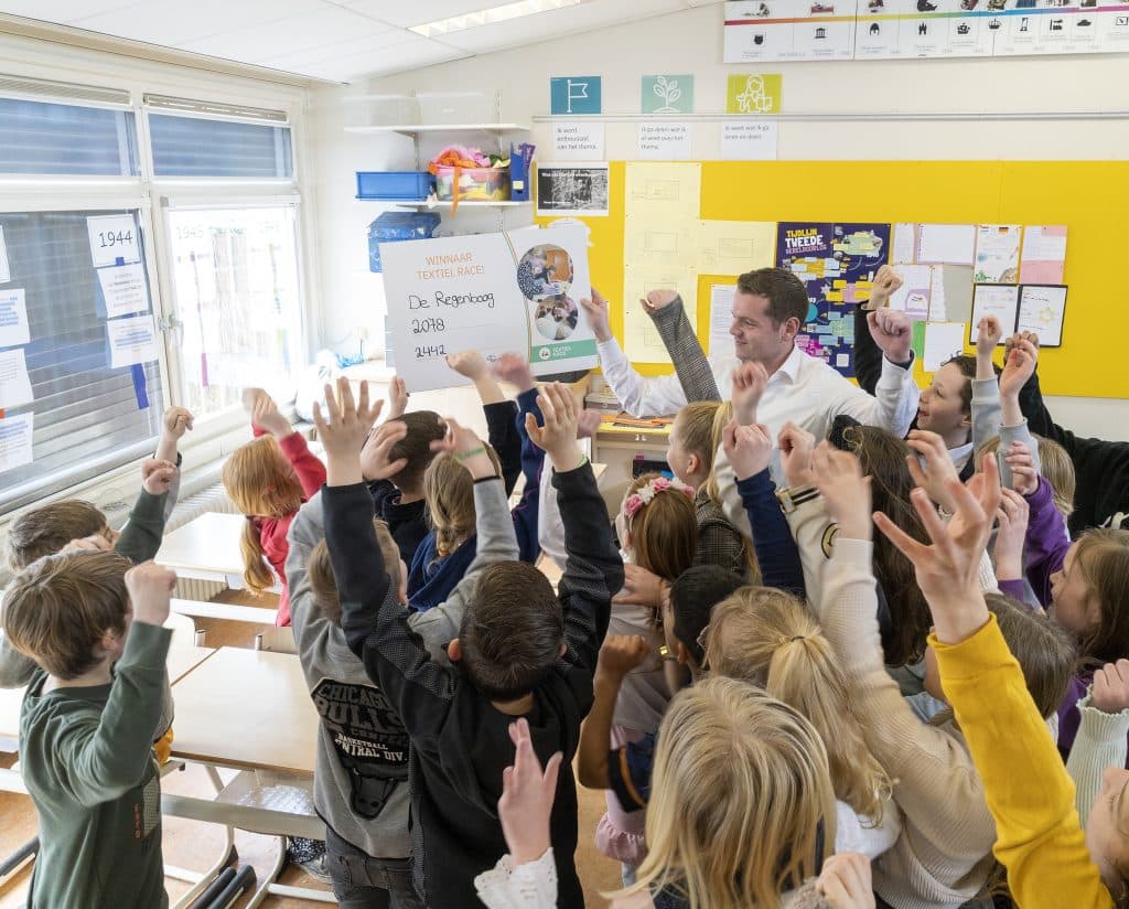 Basisschoolleerlingen zamelen 8.858 kilo textiel in