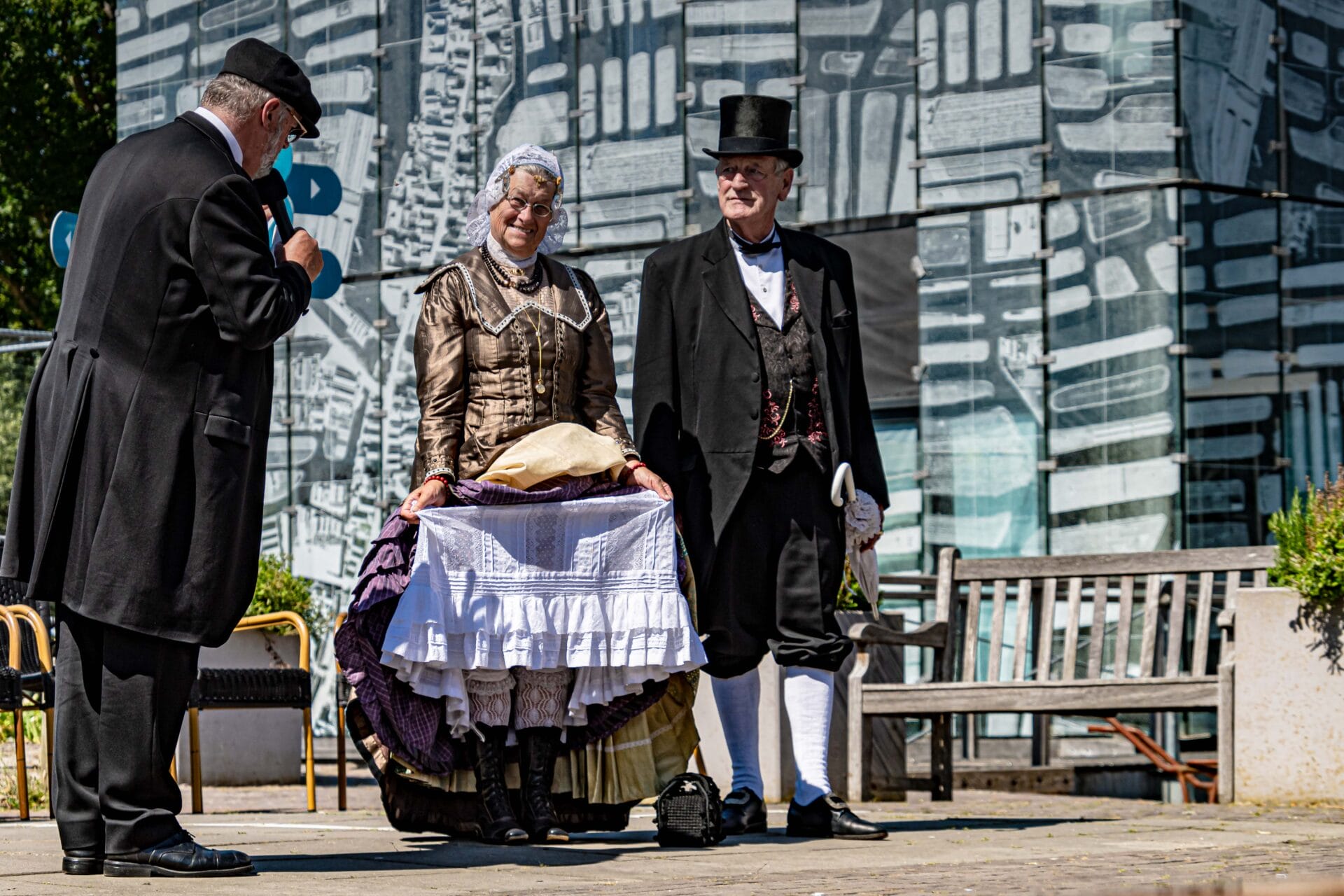 Historische modeshow bij Museum BroekerVeiling