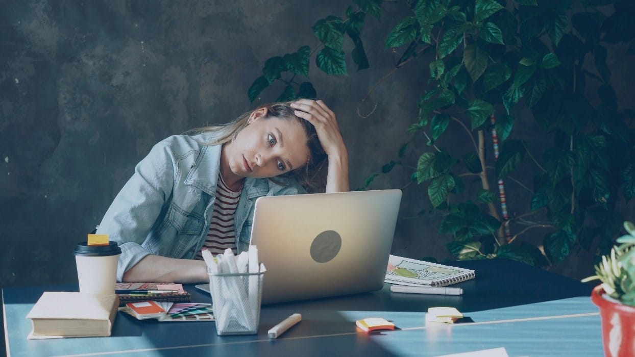 Microstress beïnvloedt prestaties van 57% van de werkende jongeren