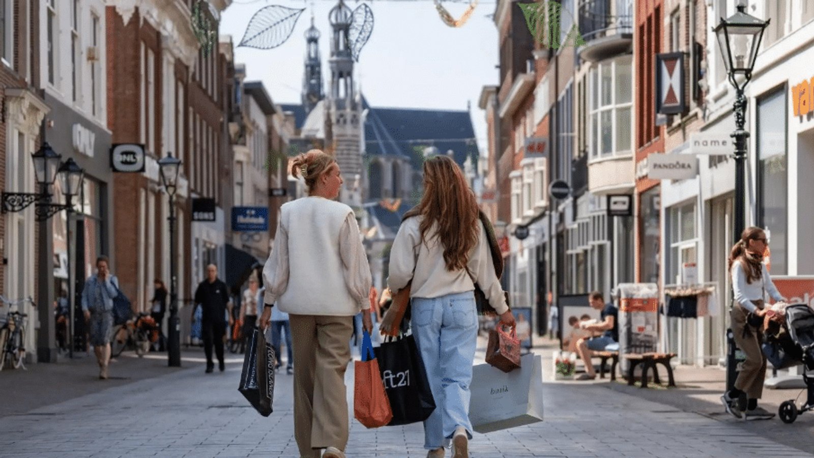 Twee vrouwen die winkelen in de Langestraat in Alkmaar
