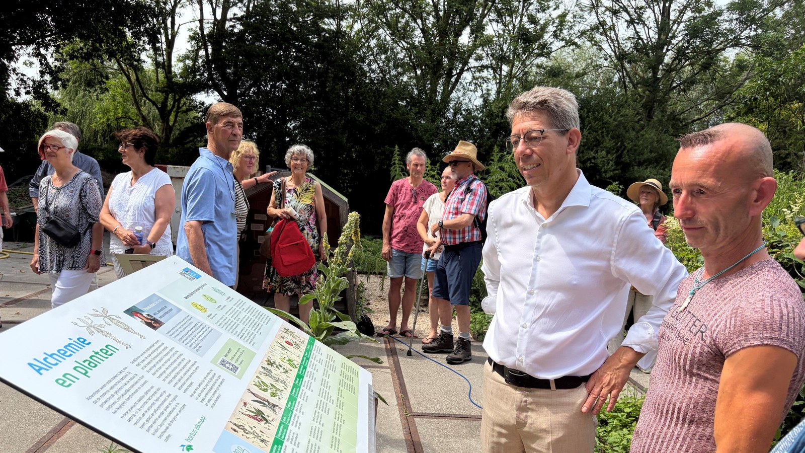 Opening Alchemistentuin door wethouder Robert Te Beest en Sipke Gonggrijp 28 juni 2026 3 HR.jpg
