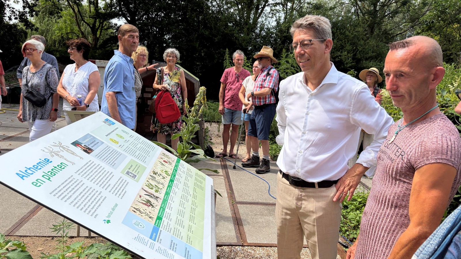 Opening Alchemistentuin door wethouder Robert Te Beest en Sipke Gonggrijp 28 juni 2026 3 HR.jpg