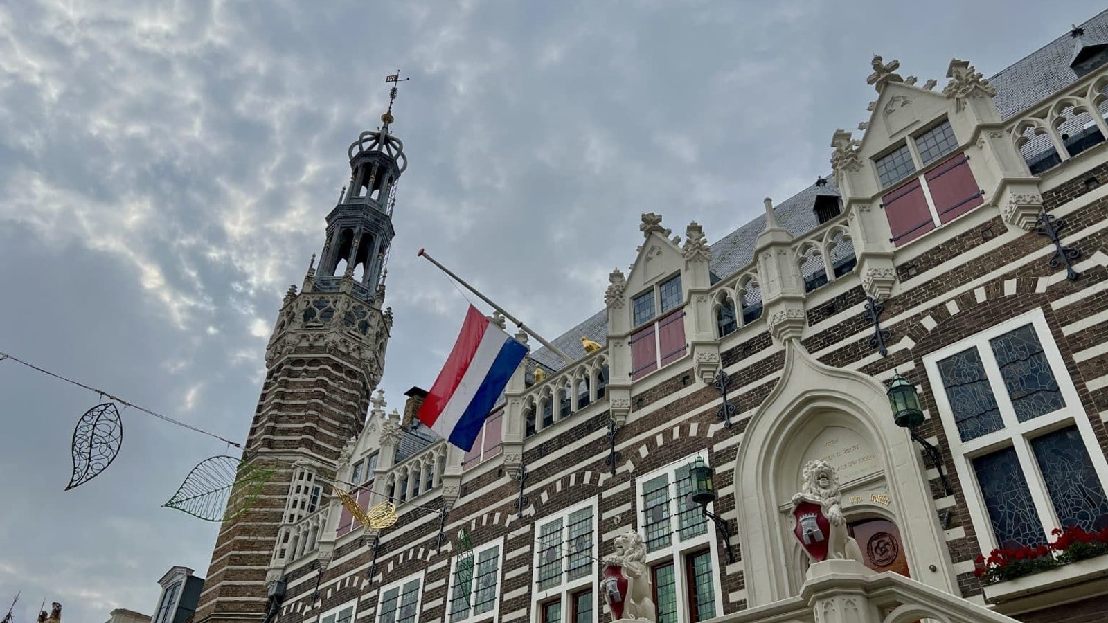 Vlag-halfstok-Stadhuis-1536x1152-1.jpeg
