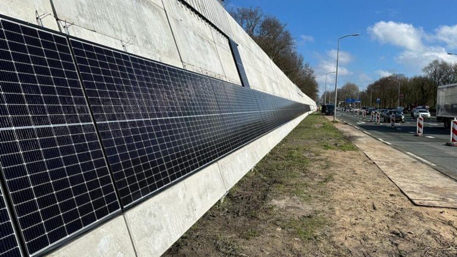 Zonnepanelen-Energieleverend-Geluidsscherm-768x576-1.jpeg