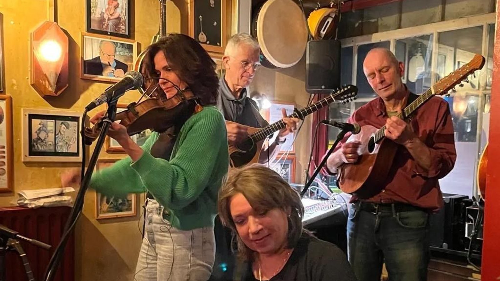 Malin treedt met Ierse muziek op in Hortus Alkmaar.jpg