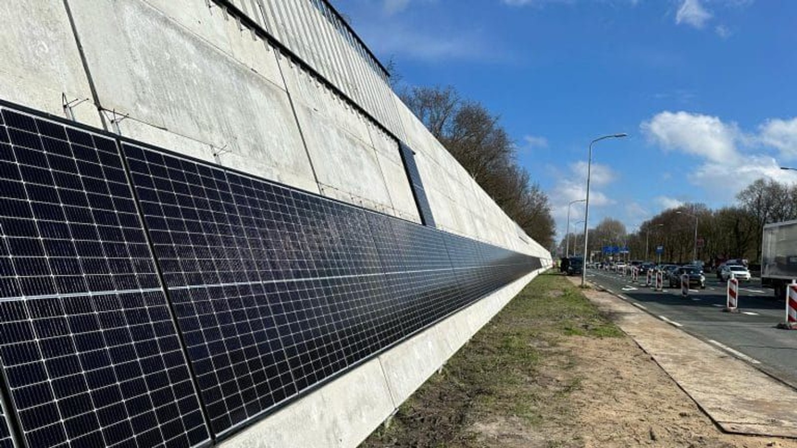 Zonnepanelen-Energieleverend-Geluidsscherm-768x576-1.jpeg
