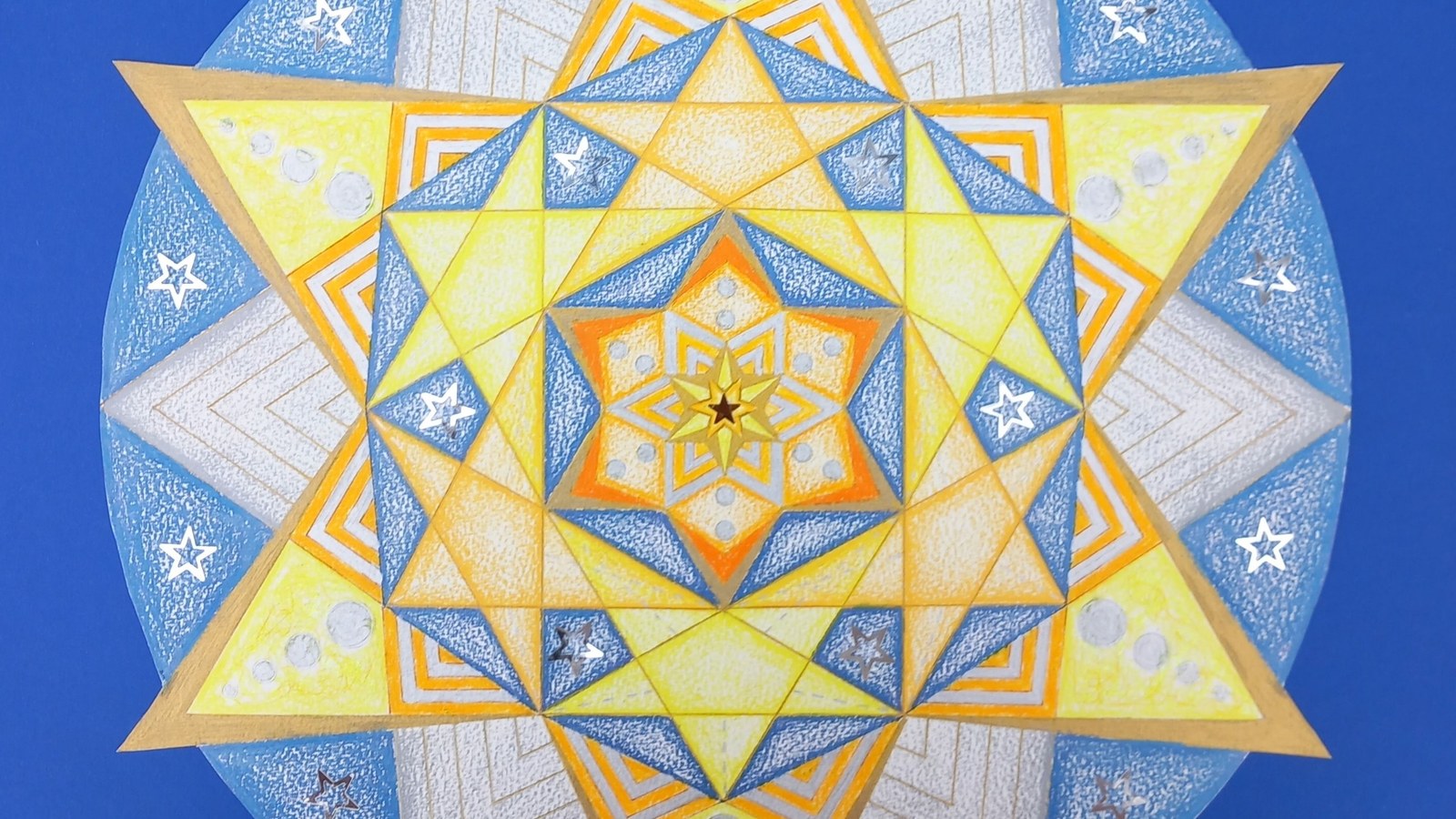 Mandala-tekenwerk in geel, oranje en blauw met symmetrische geometrische patronen op blauwe achtergrond.