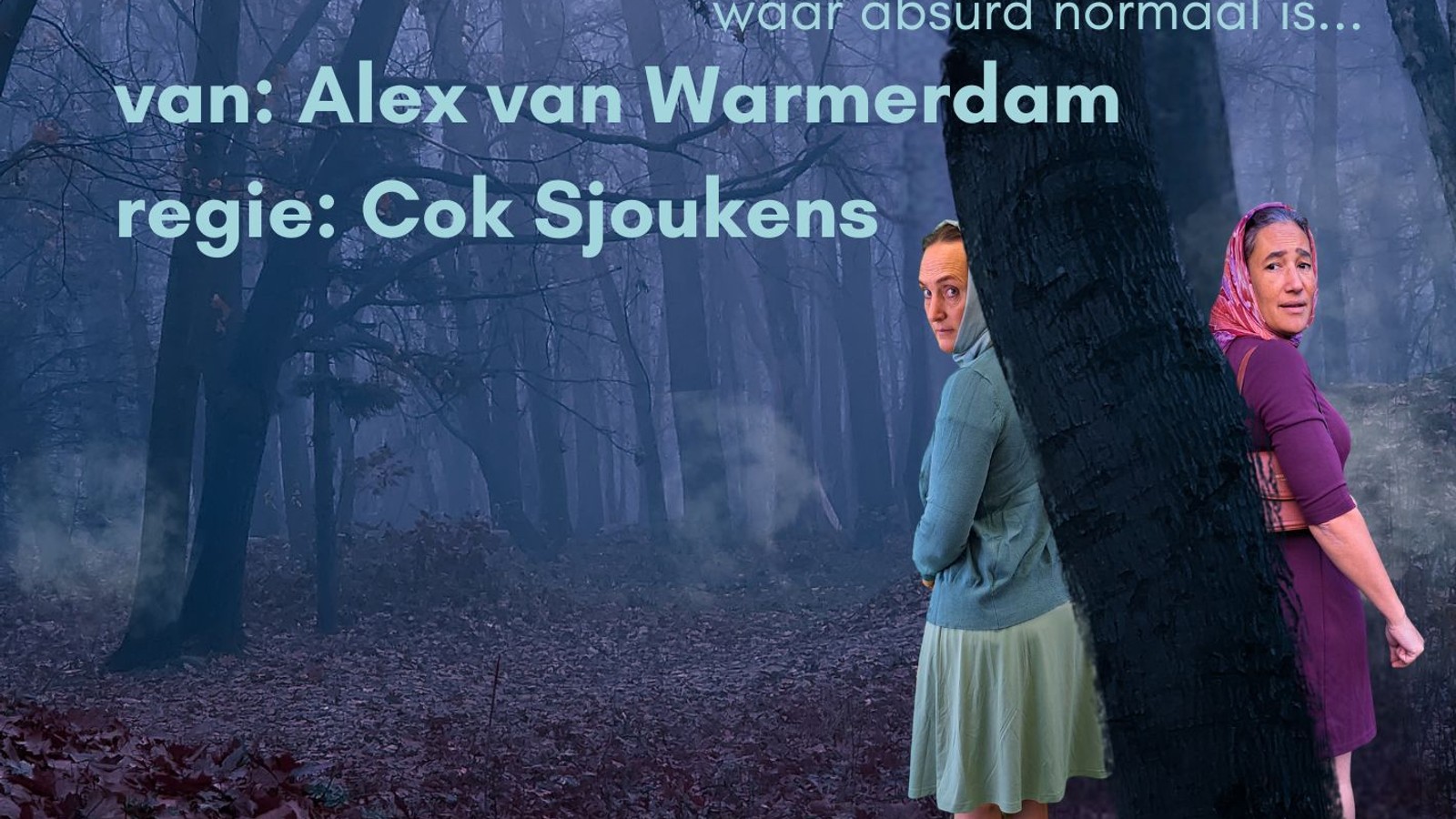 Twee personen in bos achter boom met theateruitvoering Welkom in het Bos met tekstoverlays