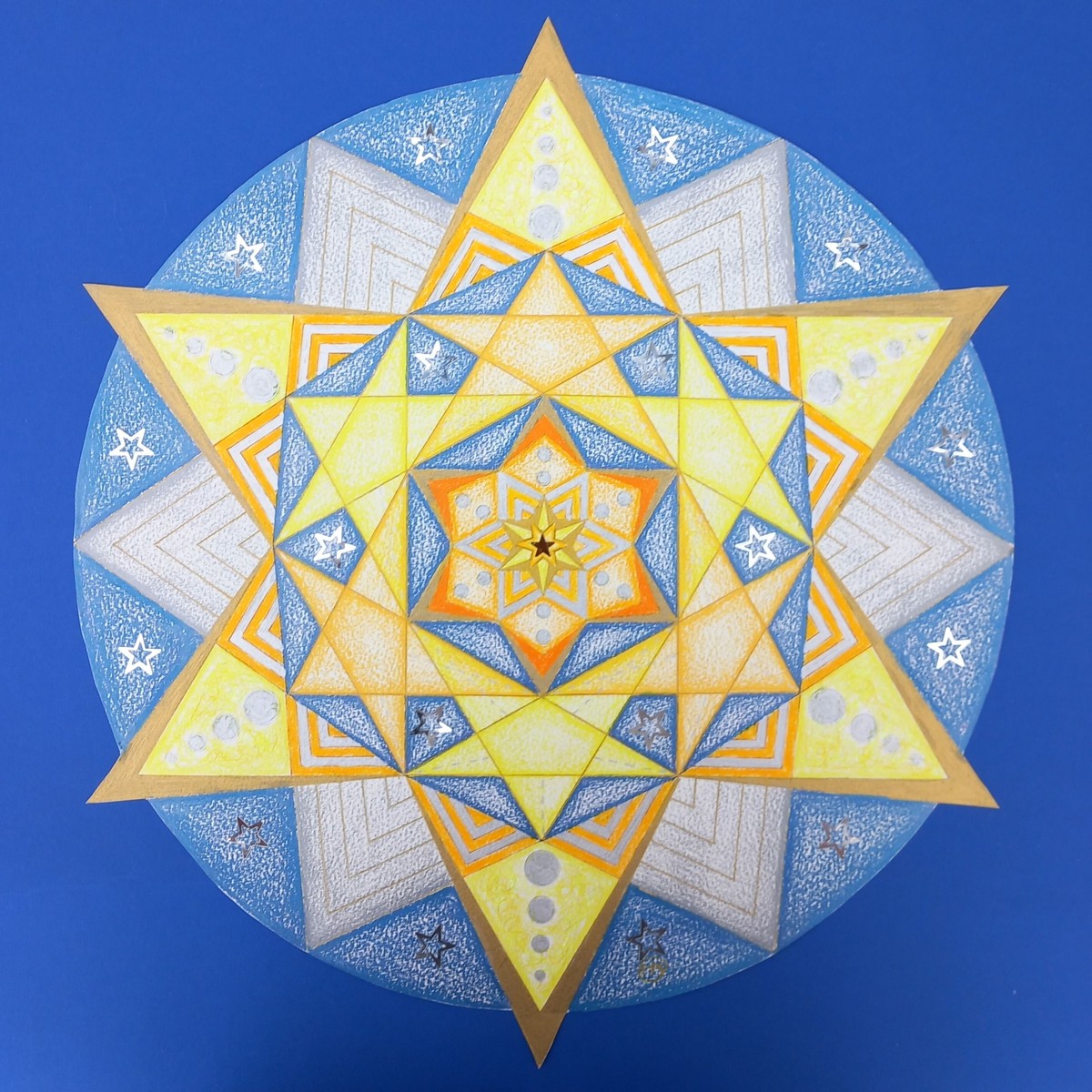 Geometrische mandala met gele stervormen en blauwe cirkelvormige achtergrond, versierd met symmetrische patronen en symbolen