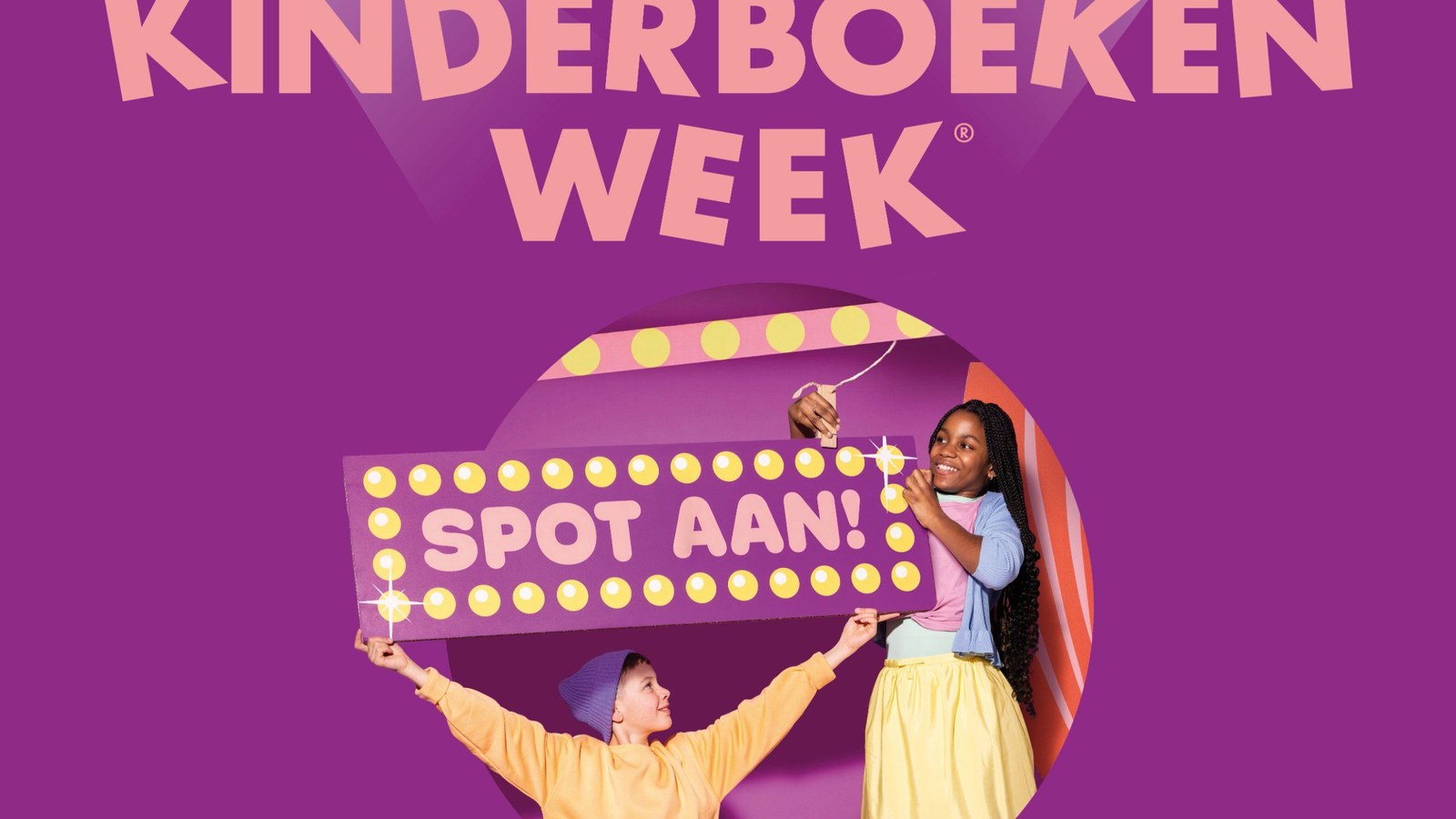 Paarse poster Kinderboekenweek met twee kinderen die een verlicht bord met tekst 'Spot aan!' omhoog houden