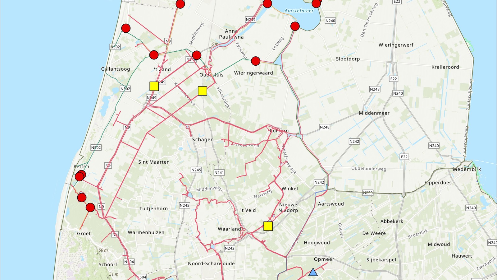 Kaart van Noord-Holland met rode markeerders verdeeld over dijken en gele markers op waterstaatkundige werken
