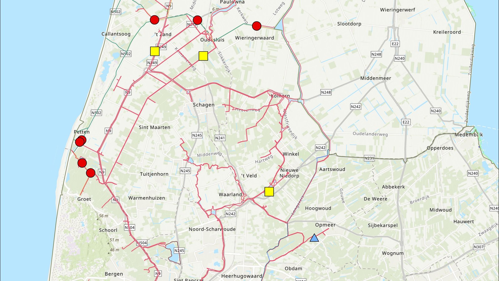 Kaart van Noord-Holland met rode en gele markeerders op dijken en waterstaatkundige locaties