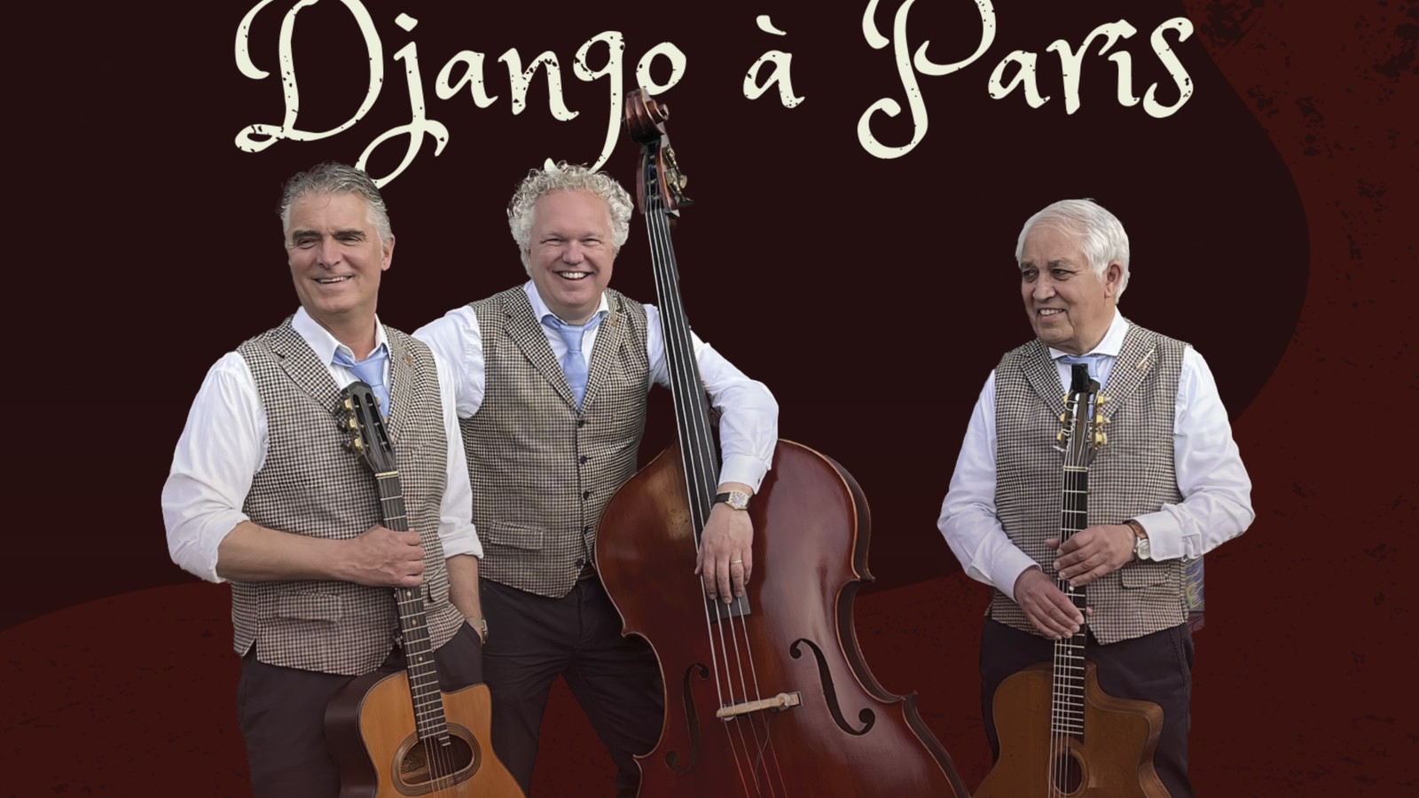 Drie mannen met gitaren en contrabas poseren voor 'Django à Paris' tekst op donkerrode achtergrond