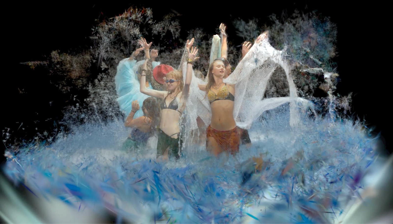 Groep mensen in zomerkleding springt en danst in een wolk van blauw poeder tijdens een festivalfeest.