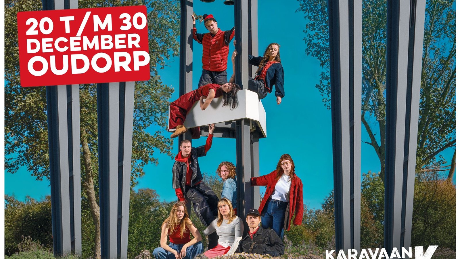 Winterkaravaan theaterreclame met groep mensen op en rond een houten constructie met theaterlichten, 20-30 december in Oudorp, karavaan.nl v