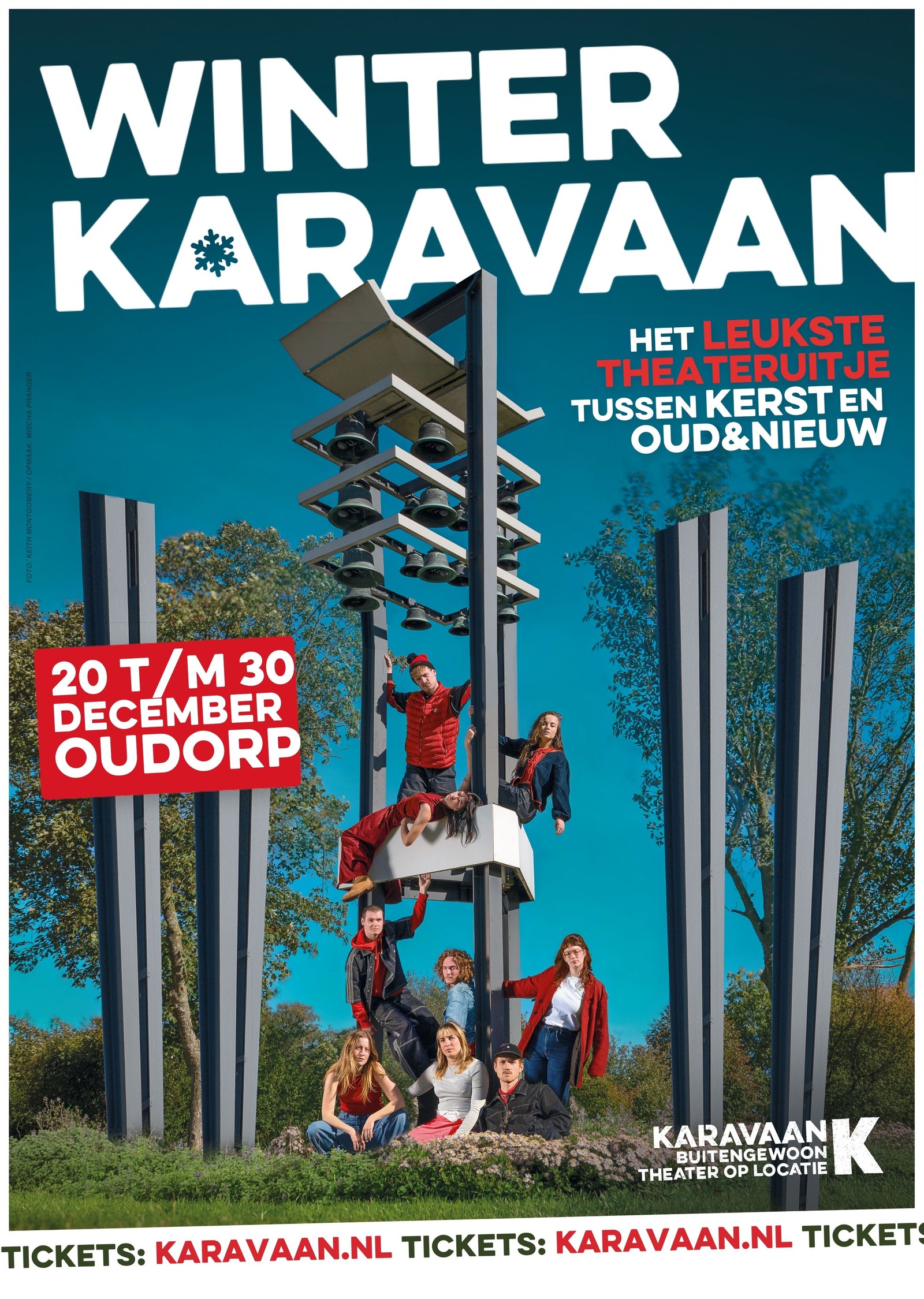 Winterkaravaan theateruitje in Oudorp van 20 tot 30 december. Groep kinderen en volwassenen bij houten constructie met trappenstructuur in p